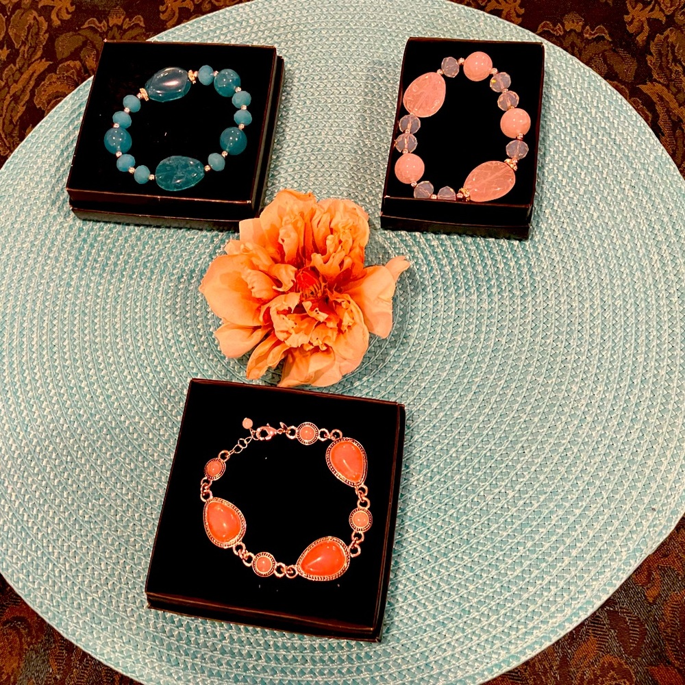 3 PIECE JEWELRY BUNDLE SET. 2 STRETCH BRACELETS & 1 LOBSTER CLASP BRACELET. NEW.